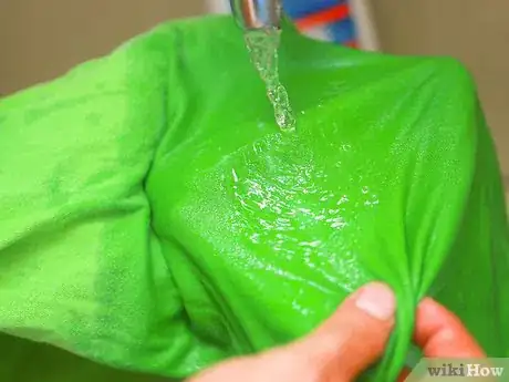 Imagen titulada Remove Caulking Stains from Clothes Step 1