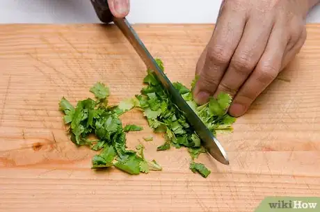 Imagen titulada Chop Cilantro Step 10