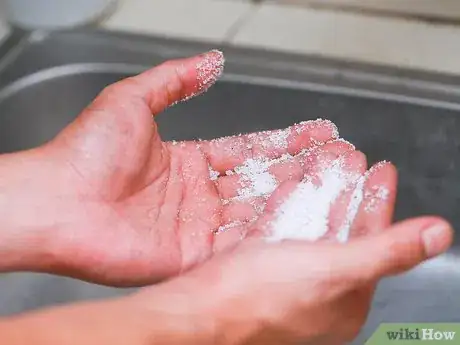 Imagen titulada Get Super Glue off of Your Hands with Salt Step 1