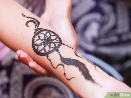 Imagen titulada Care for a Henna Design Step 1