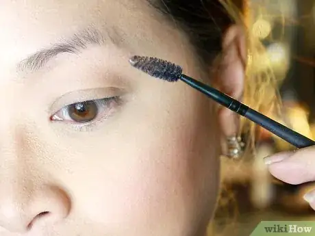 Imagen titulada Make Your Eyebrow Hairs Straight Instead of Curly Step 2