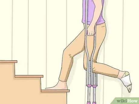 Imagen titulada Go Upstairs with Crutches Step 12