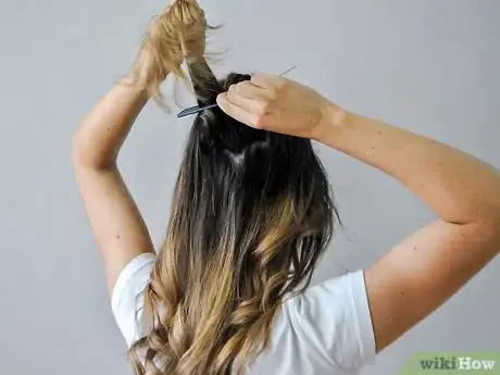 Imagen titulada Do a Half Up Top Knot Step 8