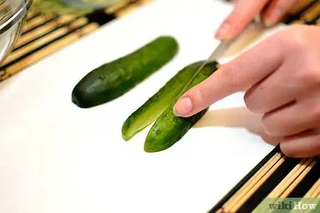 Imagen titulada Peel and Seed a Cucumber Step 8