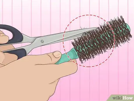 Imagen titulada Clean a Round Hair Brush Step 2