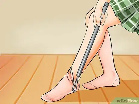 Imagen titulada Put on Compression Stockings Step 18