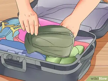 Imagen titulada Pack Clothes in a Suitcase Step 13