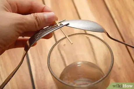 Imagen titulada Make a Fork and Spoon Appear to Defy Gravity Step 5