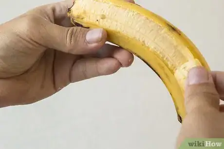 Imagen titulada Whiten Your Teeth with Banana Peel Step 2Bullet1