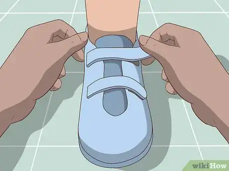 Imagen titulada Put Shoes on a Baby Step 10.jpeg