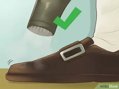 Imagen titulada Break in Patent Leather Shoes Step 9