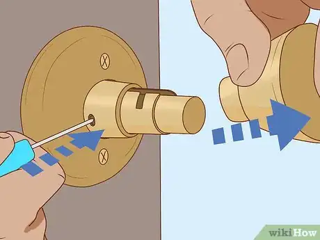 Imagen titulada Remove a Door Handle Step 11