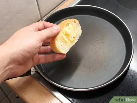 Imagen titulada Toast Bread Without a Toaster Step 3