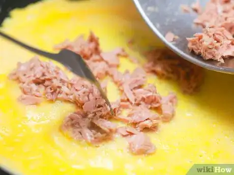 Imagen titulada Make a Tuna Egg Omelet Step 5