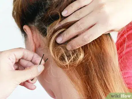 Imagen titulada Get Your Hair to Hold Curls Step 5