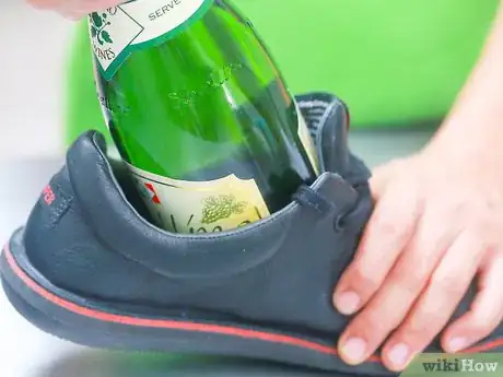 Imagen titulada Open a Wine Bottle with a Shoe Step 5