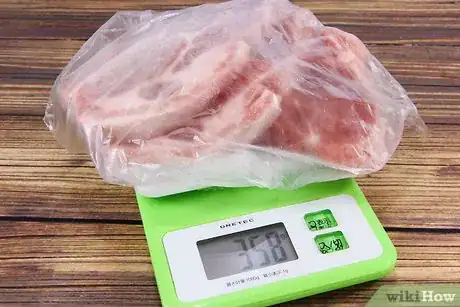 Imagen titulada Defrost Meat in the Microwave Step 3