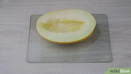 Imagen titulada Cut a Honeydew Melon Step 14