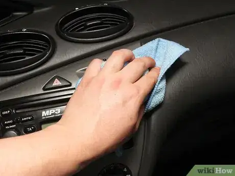 Imagen titulada Remove Grease and Oil From a Car's Interior Step 20