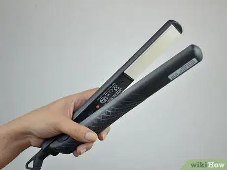 Imagen titulada Flat Iron Hair Step 5