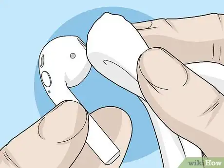 Imagen titulada Stop Airpods from Falling Out Step 1