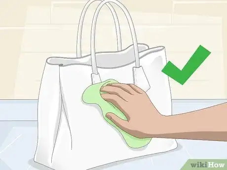 Imagen titulada Clean a White Leather Purse Step 2