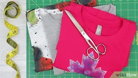 Imagen titulada Make a Sleeveless T Shirt from an Unused T Shirt Step 1