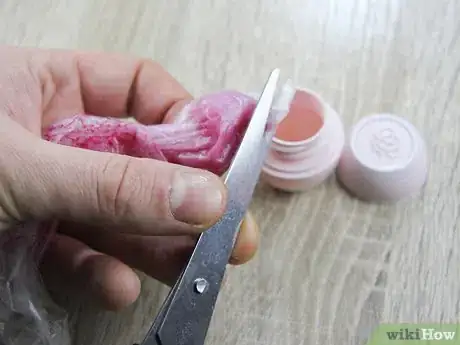 Imagen titulada Make Lip Gloss Using Vaseline and Lipstick Step 4