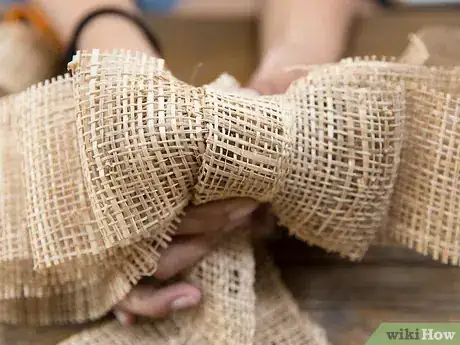 Imagen titulada Make a Burlap Bow Step 13