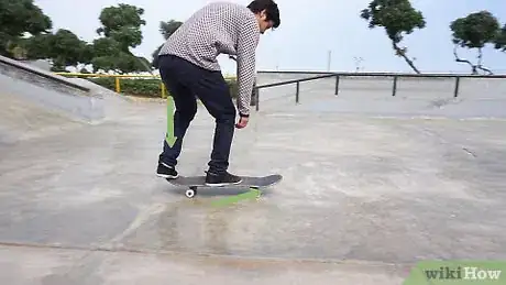 Imagen titulada Kickflip on a Skateboard Step 1