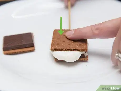 Imagen titulada Make a S'more Step 7