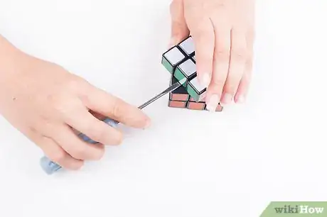 Imagen titulada Take Apart the Rubix Cube (3X3) Step 2