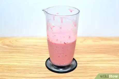 Imagen titulada Make a Strawberry Banana Milkshake Step 3