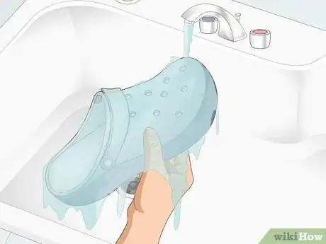 Imagen titulada Clean Crocs Step 1