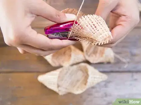 Imagen titulada Make a Burlap Bow Step 19