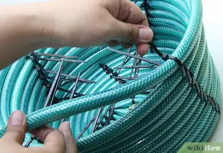 Imagen titulada Make a Basket from a Garden Hose Step 8