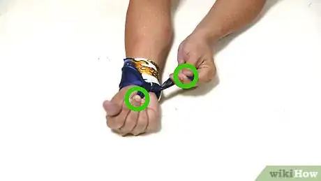 Imagen titulada Make a Bandana Bracelet Step 6