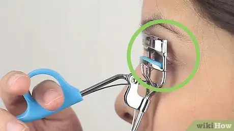 Imagen titulada Curl Your Eyelashes Step 1