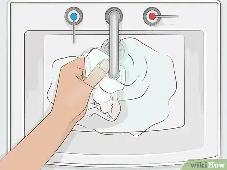 Imagen titulada Remove Blood from Your Underwear After Your Period Step 10