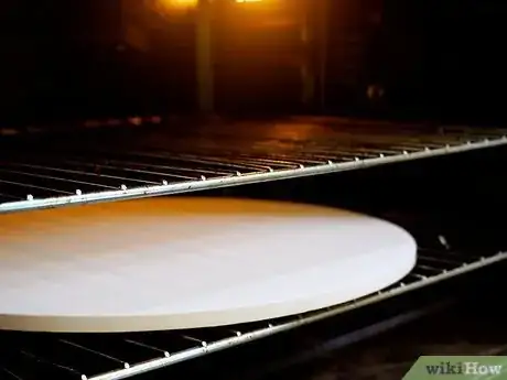 Imagen titulada Cook Pizza on a Pizza Stone Step 6