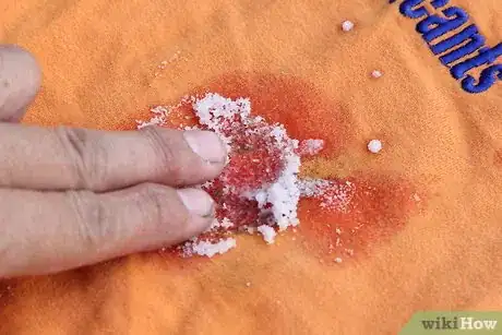 Imagen titulada Remove Dried Blood Stains from Fabric Step 10