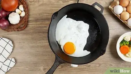 Imagen titulada Cook in a Cast Iron Skillet Step 3