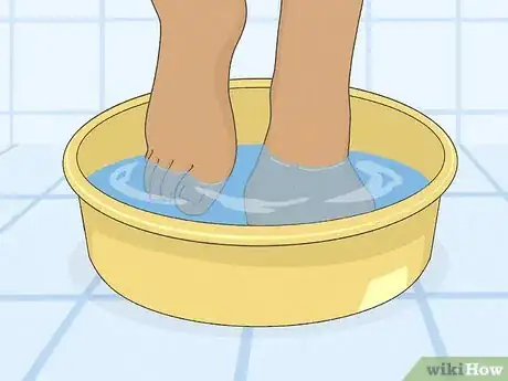 Imagen titulada Soak Your Toes for a Pedicure Step 6