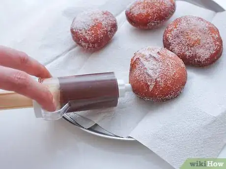 Imagen titulada Make Chocolate Filled Donuts Step 24