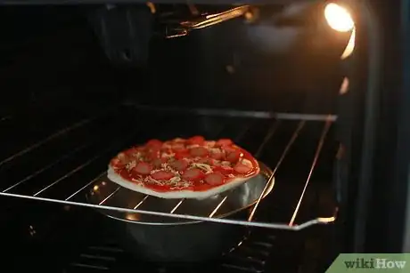 Imagen titulada Cook Pizza in a Gas Oven Step 4