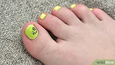 Imagen titulada Paint Your Toe Nails Step 19