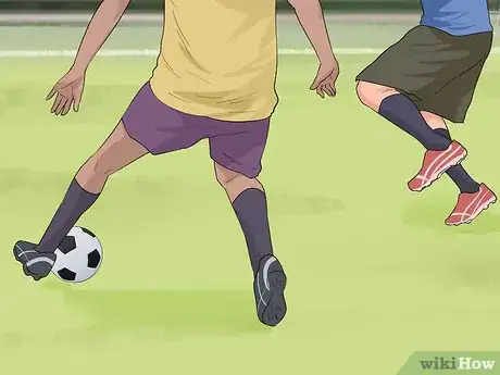 Imagen titulada Play Forward in Soccer Step 4