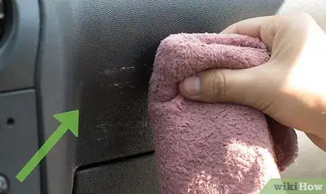 Imagen titulada Clean Car Plastic Step 3