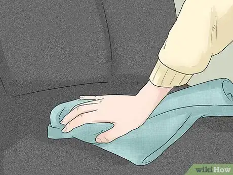 Imagen titulada Clean Cloth Car Seats Step 4