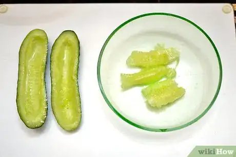 Imagen titulada Peel and Seed a Cucumber Step 4